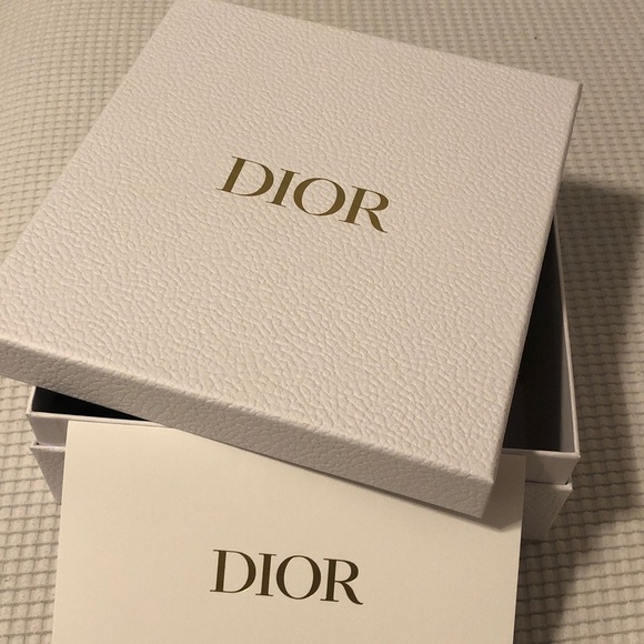 Dior Cream and Gold Cosmetic Pouch with Sauvage Samples - Picture 8 of 8